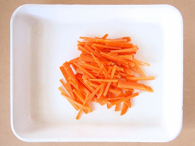 (1) 人参は4センチ長さの千切りにします。