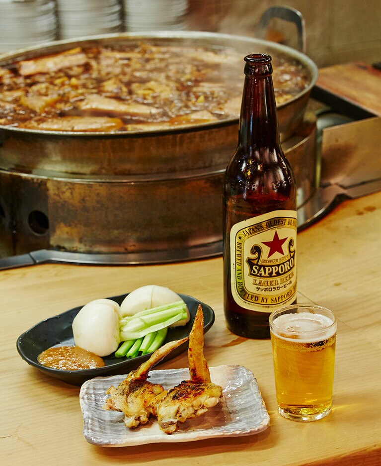 冷蔵庫ではなく氷水で冷やした瓶ビール大(650円)は心地よい絶妙な温度とのど越し。特製味噌で生のままかぶりつく、甘いかぶ(490円)は最強の箸休め。香ばしいひな鳥手羽焼 490円