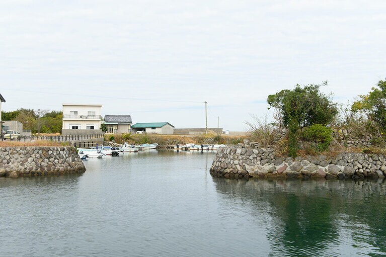 裏手は美しく穏やかな湾。