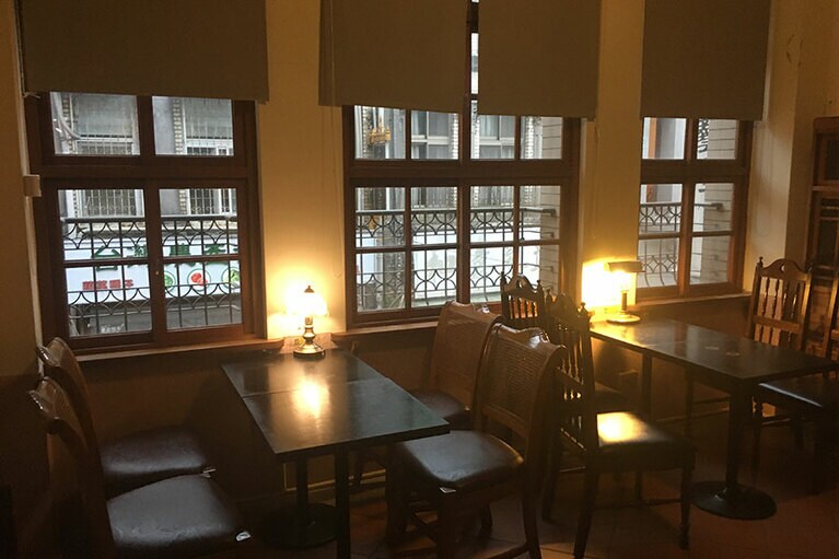 鉄窓花でデコレーションされた鉄窓がレトロかわいい。