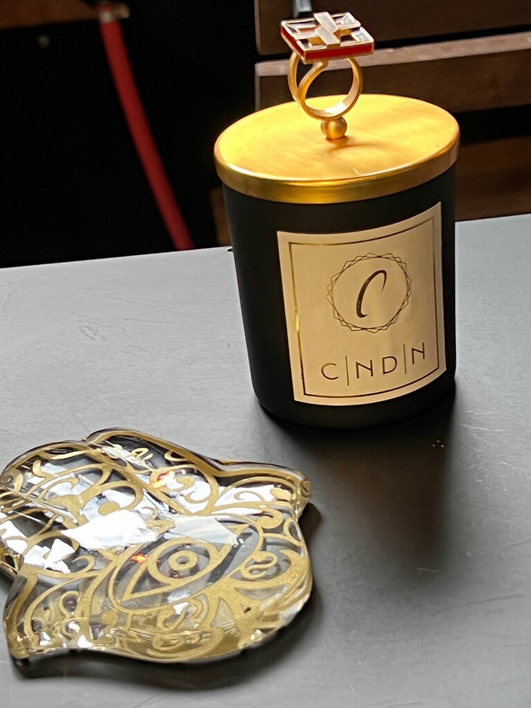 たっぷりサイズのキャンドルは、蓋のデザインが美しい。