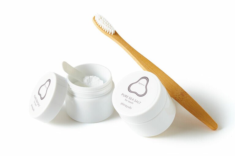 左下：塩の歯磨き粉 ピュア・シーソルト フォー ティース シラユキ 30g 1,304円／空と地
右上：竹歯ブラシ 価格要問い合わせ／エースホテル 京都