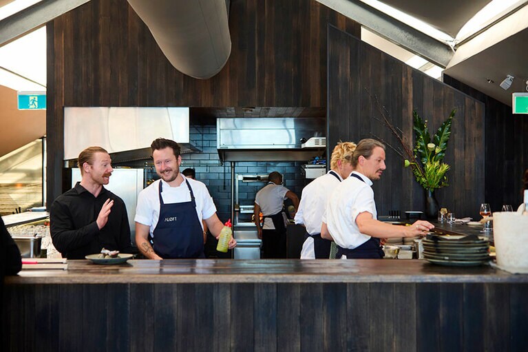 左から2番目がライアン氏。