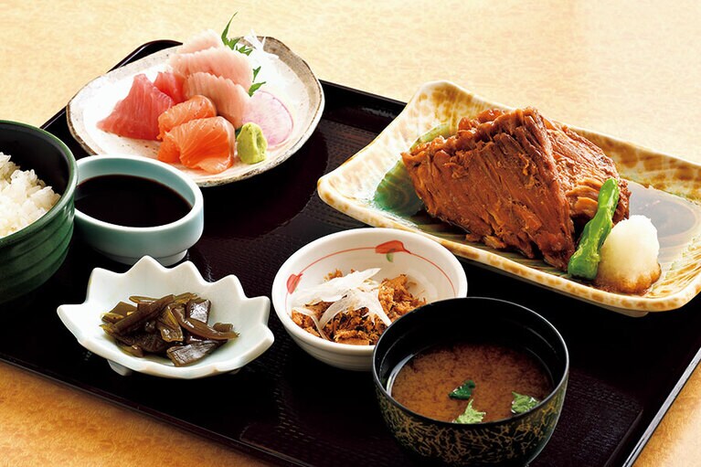 メカジキのハーモニカ煮と地場刺身3点盛り定食 1,430円／港町レストラン鮮