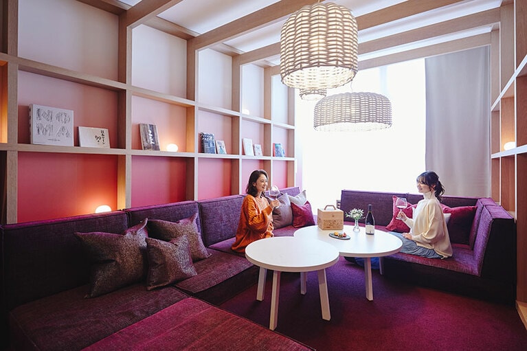 宿泊する部屋は八ヶ岳の自然とワインリゾートを表現した「ワインスイートメゾネット」。