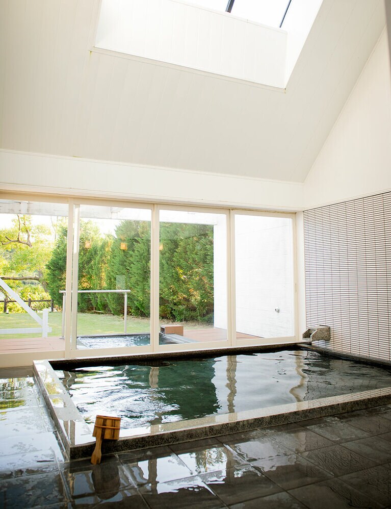 温泉はガーデンと湖に面した洋風の設いが新鮮。