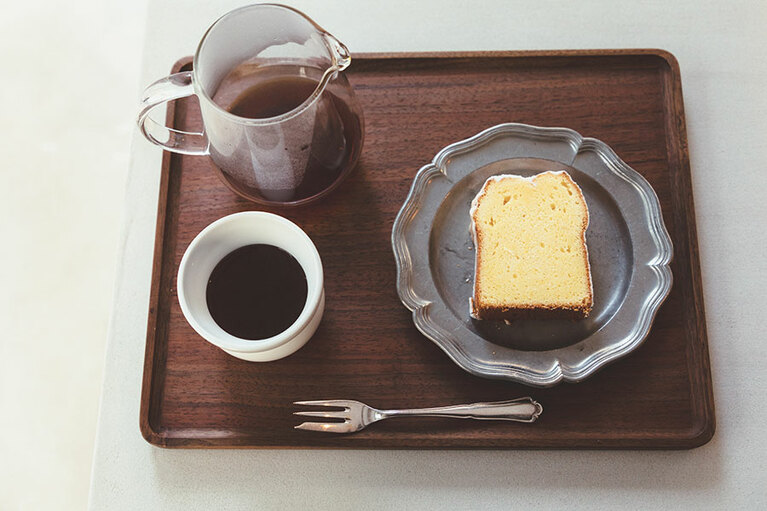 果実や花にたとえられる風味が魅力のコーヒー(430円)。人気のレモンケーキ(400円)は大ぶりなカットも嬉しい。