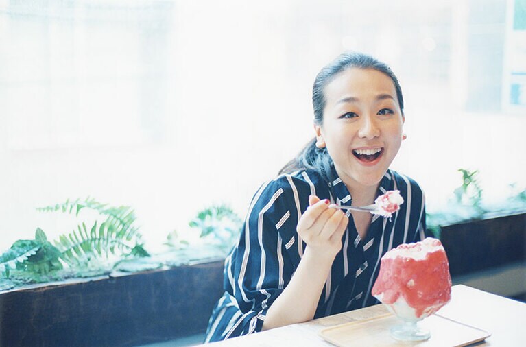 かき氷を前にすると満面の笑みがこぼれる。©今城 純／スポーツ・グラフィック ナンバー959号