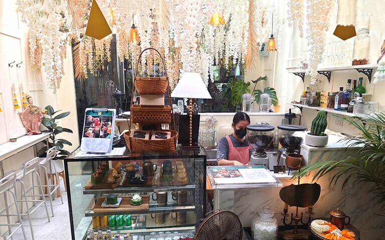 光が射しこむ美しい店内。