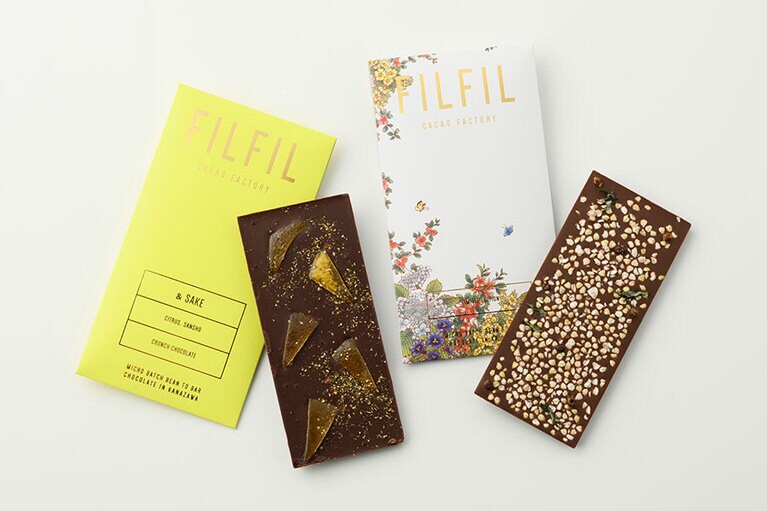 チョコレートタブレット 各1,550円。左から：シトラス・山椒70％ ダークチョコレート～＆sake～、加賀棒茶ミルクチョコレート45％～PROMENADE～。