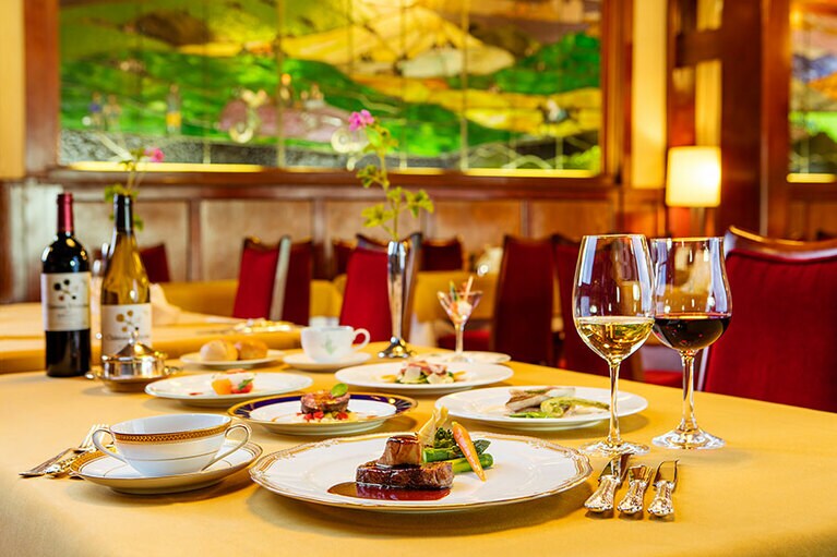 メインダイニングルームでは、ホテル伝統のフランス料理を。
