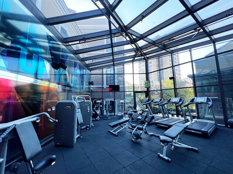 ガラス張りで開放的なマシンジム。リゾート気分で楽しくエクササイズすることができる。