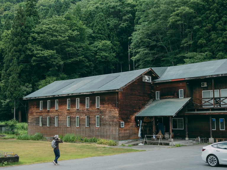 廃校になってしまった小学校の木造校舎をリノベーションし、この地域で開催される国際芸術祭「大地の芸術祭」の施設としてNPO 法人越後妻有里山協働機構によって運営されるかたくりの宿。客室は7室。地元の食材をふんだんに使った料理も美味しいと評判。秋山郷を巡るならこちらの宿を起点にするのがおすすめ。