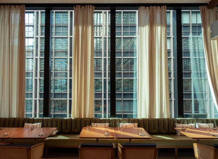 高層ビルの風景が、モダンな壁紙のように映える仕掛け。