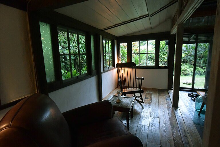 レコードプレーヤーが置いてある書斎。