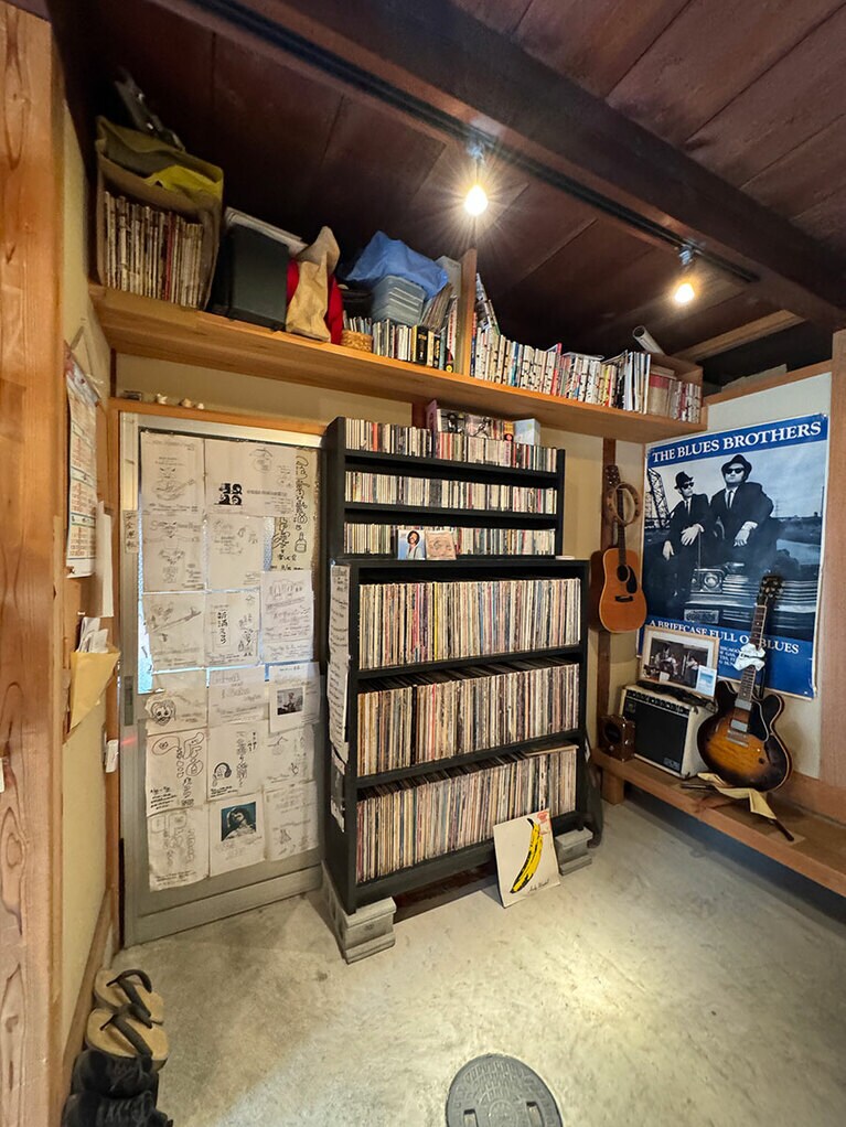 奥には安岡さんのレコードコレクションが。