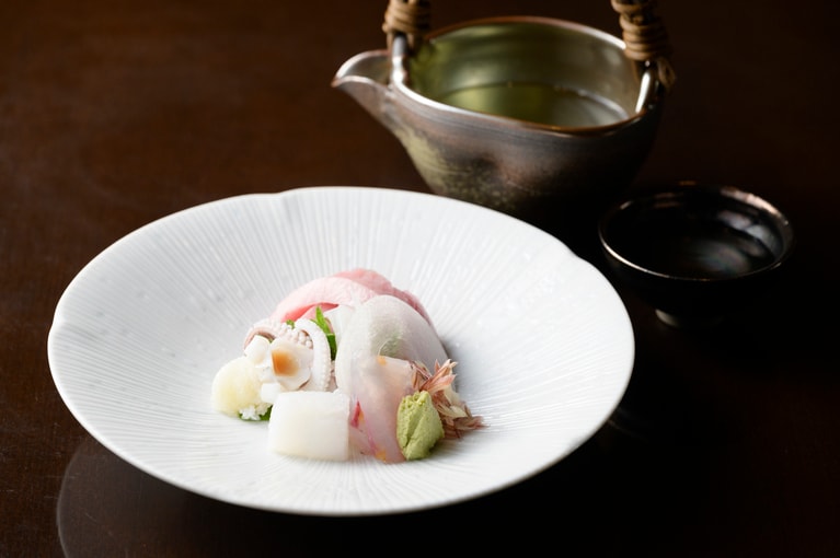 メジマグロ、アカイカ、トビウオのお造りはすべて佐渡産。合わせた地酒は「純米吟醸 上弦の月」。