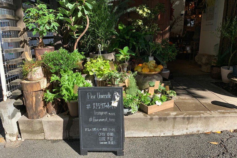 1、2階は花屋さん。グリーンや花々が店頭にあふれる。