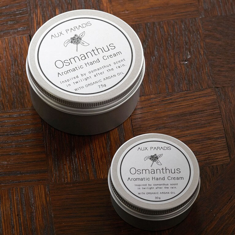 温もりを感じる金木犀の香りのハンドクリーム。アルガンオイル配合で、とろけるような、なめらか感触。アロマティック ハンドクリーム #07 Osmanthus(オスマンサス) 写真上から、75g 1,980円、30g 1,100円(秋季限定)／エストインターナショナル