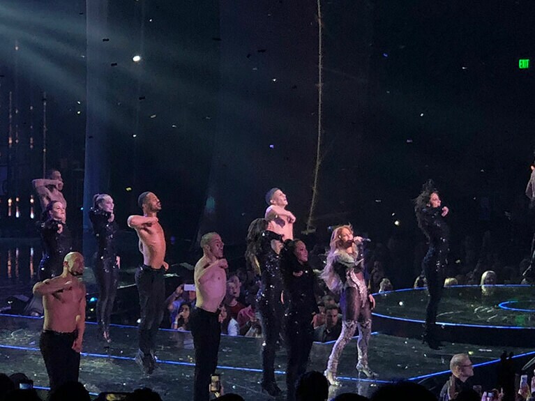 多くのダンサーを引き連れた歌の女神、ジェニファーに見とれる。