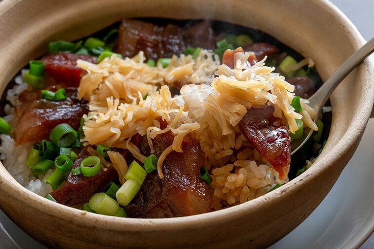 1人分の土鍋でアツアツの炊き立てが味わえる。