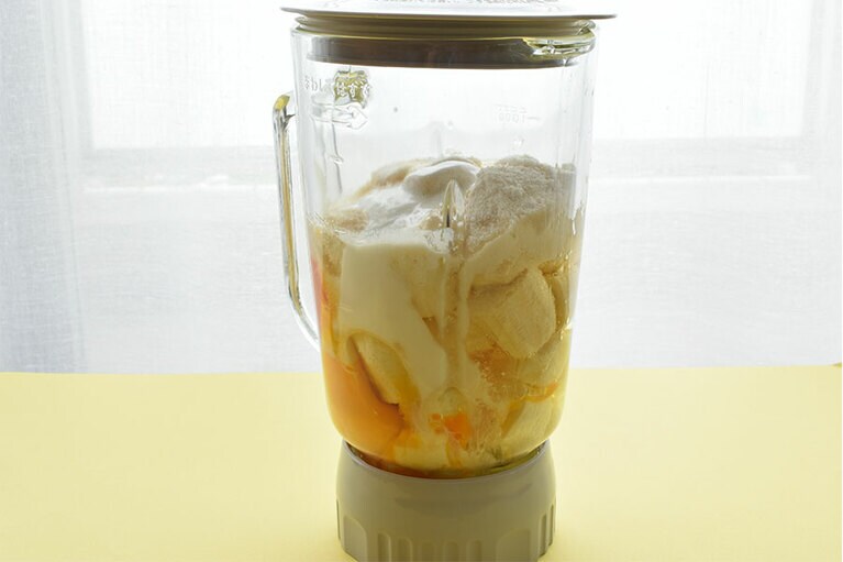 バナナがなめらかなペースト状になるまで。