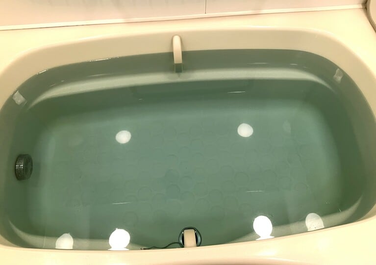 見た目のミッドナイトブルーとリラックスハーブの香りに包まれ、心身ともにリラックス気分が味わえる。1日の疲れもリセット。