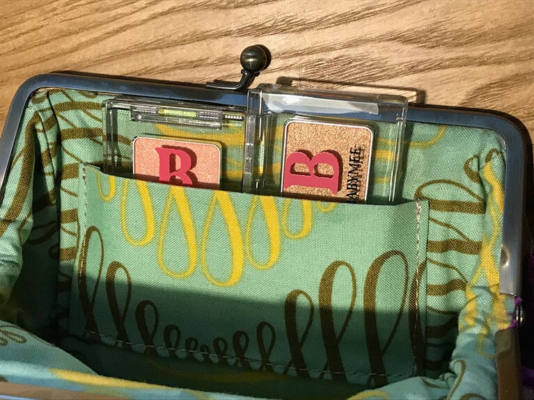 サイズは42mm四方の正方形で、厚さ12mm(プチプラ美調べ)。ポーチやクラッチなどの小さいバッグなどでも携帯しやすい。