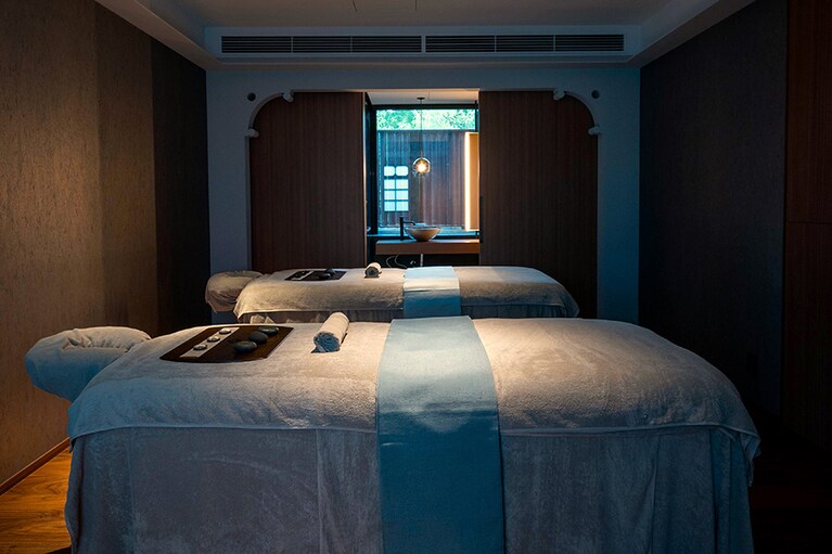 天然温泉風呂を備えたトリートメントルーム2室からなる「SUIスパ」。古都に受け継がれる和漢ハーブの知恵を取り入れた施術を堪能できます。