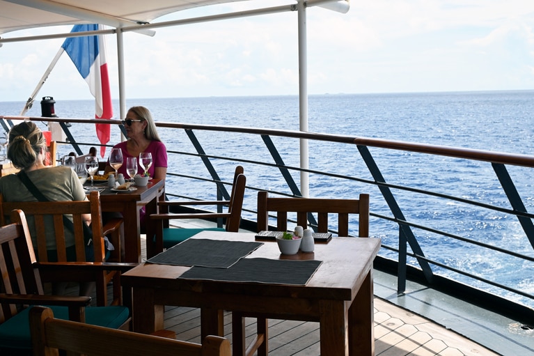 「ラ・ヴェランダ」のテラス席。朝、海風が気持ちいいです。