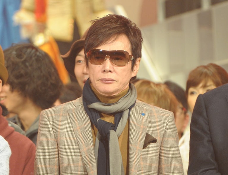 限りなく素になっている紅白リハ時の森進一。紅白のリハーサルはかなり長いと聞いたことがある。そりゃ眠くもなるだろう。