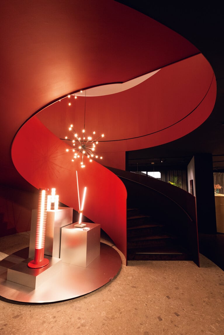 マリオ・ツァイのボックス型テーブルランプ「ツァイ・ライト」、イーコ・パリージのフロアランプ「イリデ」、トビア・スカルパによるテーブルランプ「エイティエ・テーブル」など。