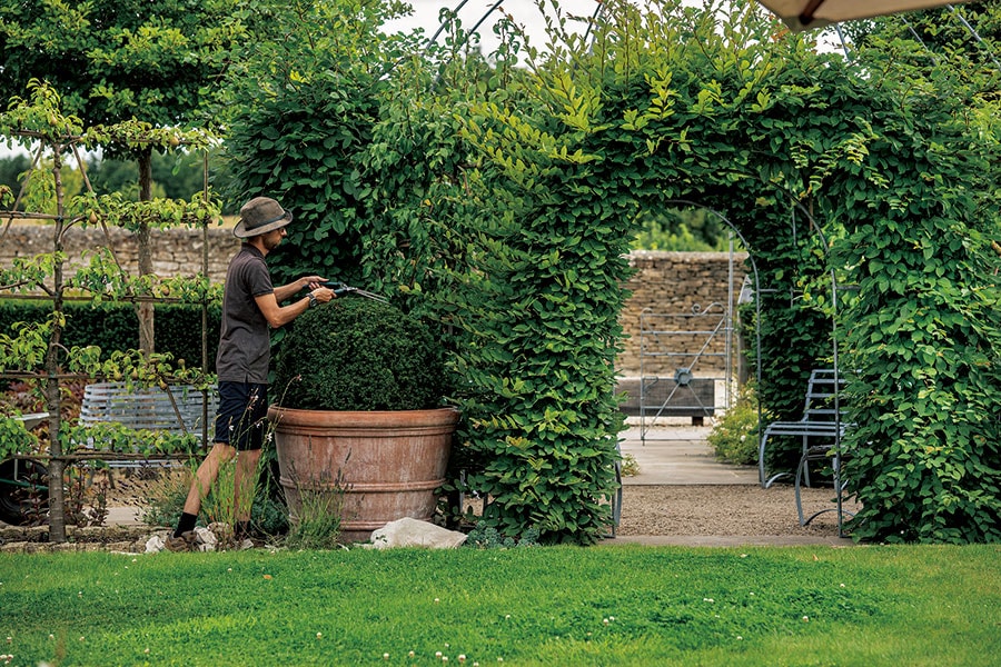 ガーデンでは、常に庭師が作業に勤しんでいる。