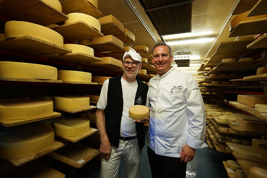 こちらでもたくさんのチーズが熟成中。ミシュランシェフ(右)も上質のチーズにご満悦だ。