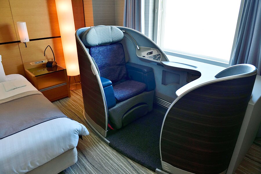 ［羽田 エクセルホテル東急］ファーストクラスシートを配した「プレミアフライヤーズ」。もちろんエアポートビューです。1室 41,100円～(2名利用の場合)。
