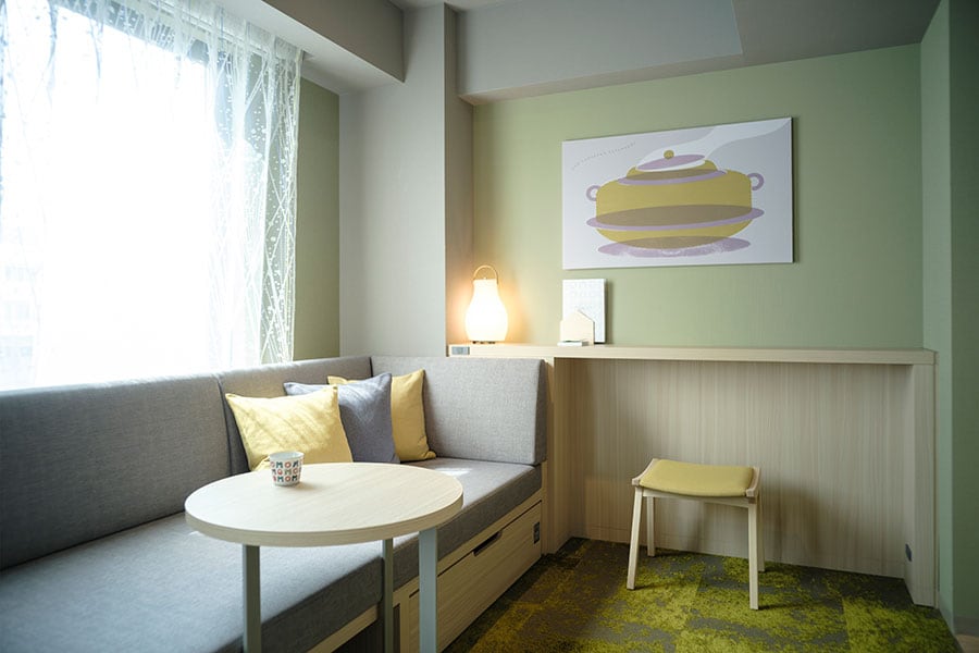 「スーペリアルーム」には大きなソファーや、壁際にちょっとした作業ができるスペースもあります。