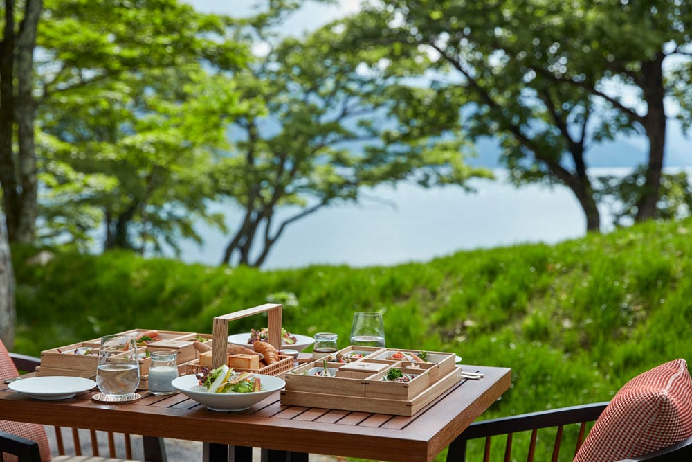 中禅寺湖の湖畔に位置し、日本三名瀑のひとつの華厳の滝までは徒歩圏内という、最高のロケーションが魅力。写真は「日本料理 by The Ritz-Carlton, Nikko」のテラス席。