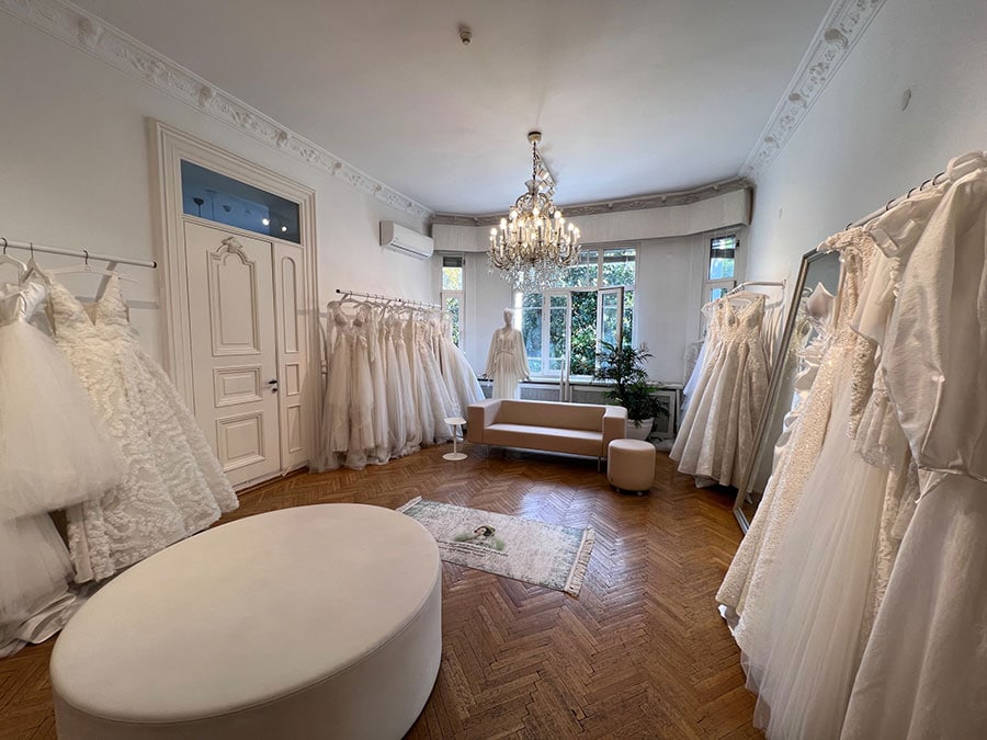 ウエディングドレスのコレクションの部屋。ここで挙式ができてしまいそうな雰囲気だ。