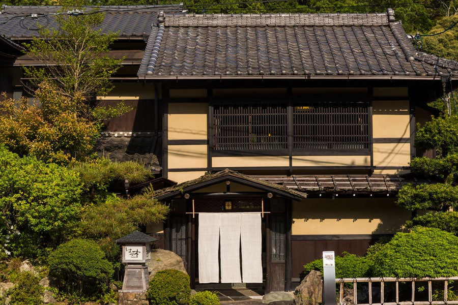 昭和初期のたたずまいを残す建築に客室は5室のみ。