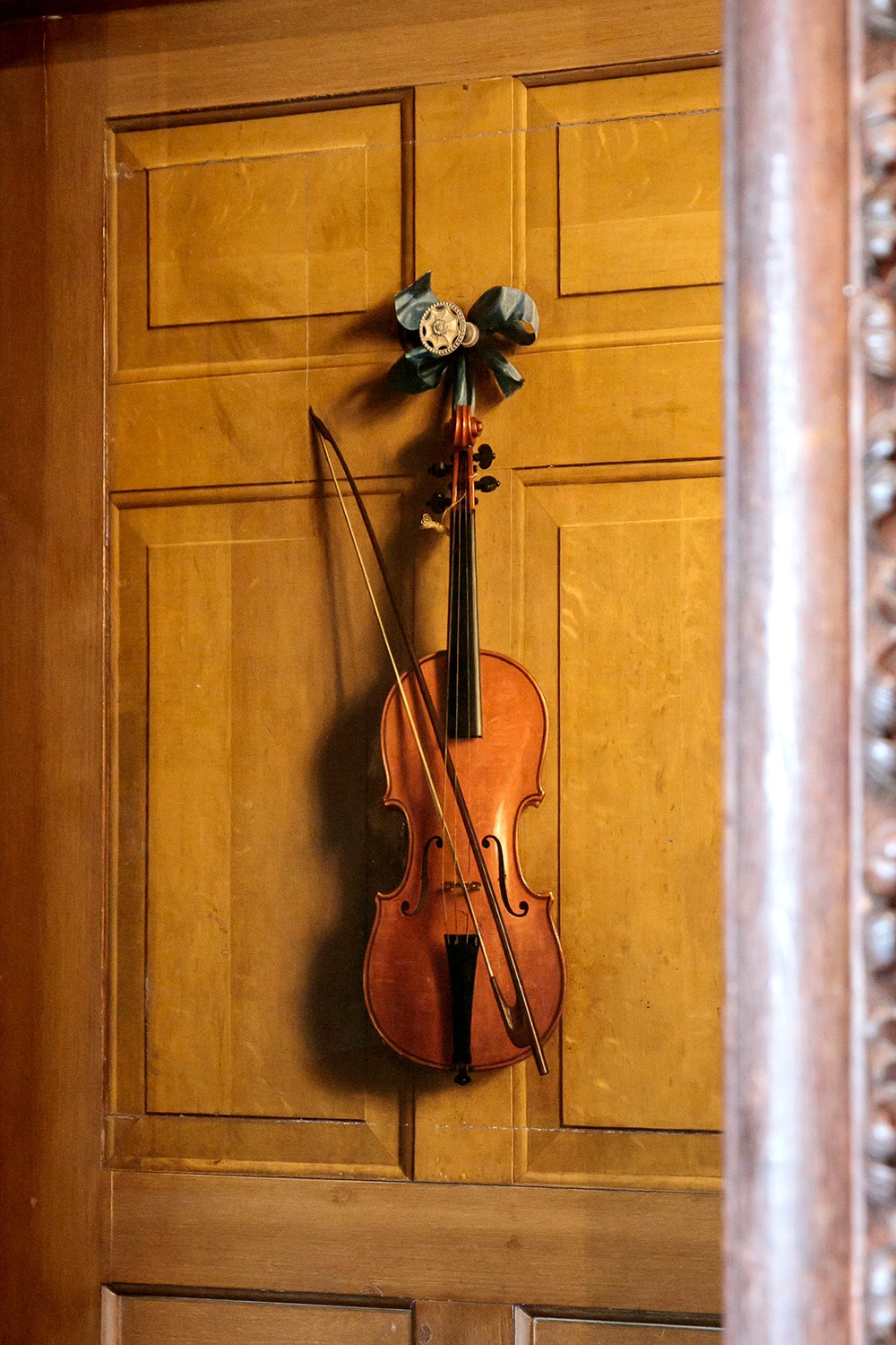【弾けそうで弾けない!? だまし絵のバイオリン】国王が訪れた際に滞在するステート・アパートメントには、ステート・ミュージック・ルームと名づけられた部屋があり、奥にバイオリンが掛けられたドアが見える。ドアの木目から楽器の落とす影まで、本物そのものだが、実はトロンプ・ルイユ(だまし絵)。ドアの下半分は本物のドアだが、上半分はドアも含め、画家の手で描かれたものだ。ヤン・ファン・デル・ファールト 《ドアに掛けられたバイオリンと弓のトロンプ・ルイユ》1723年制作。