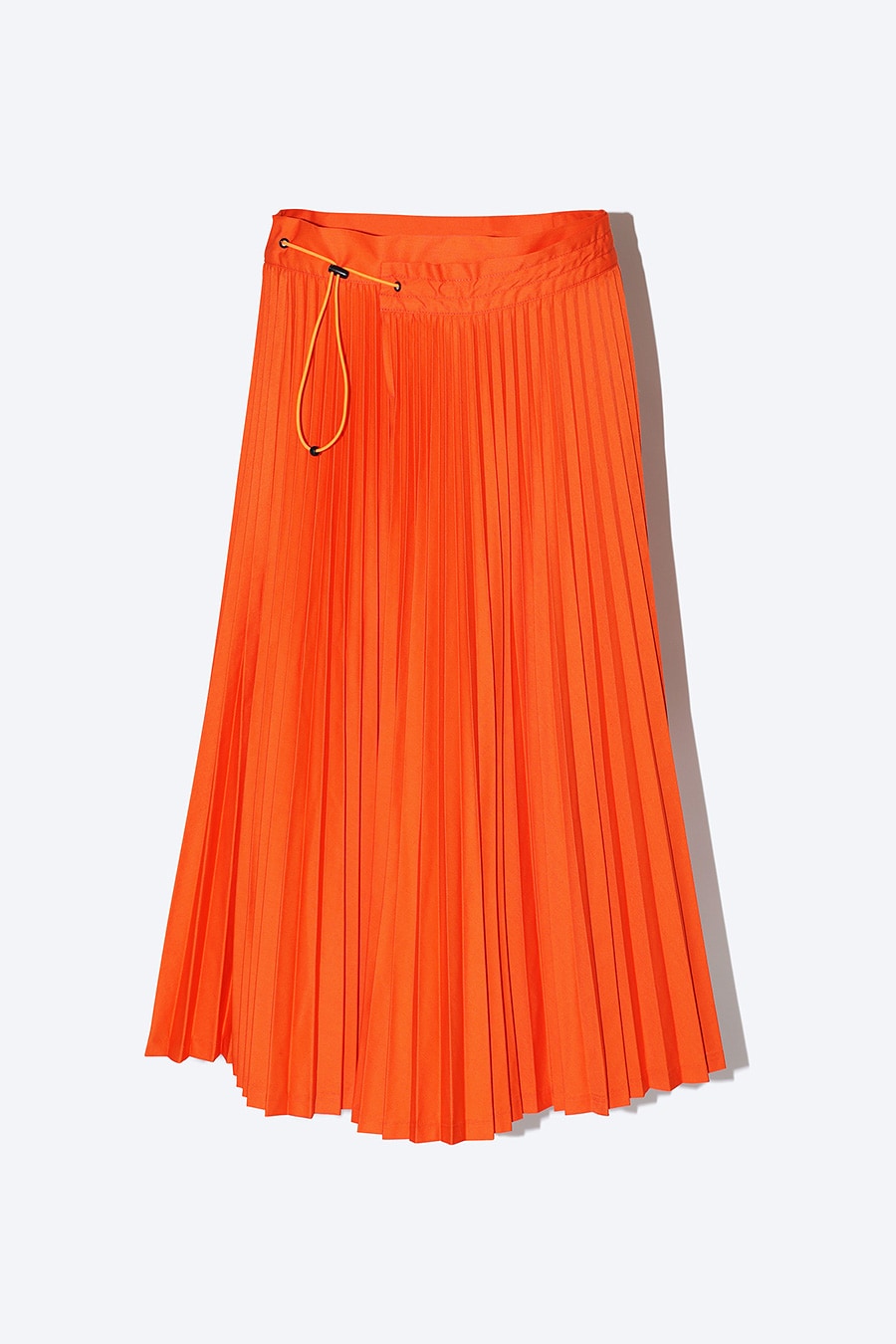 プリーツスカート 25,300円 オレンジ、グレー、ブラックの3色展開。