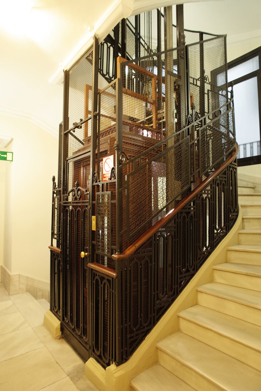 20世紀初頭に造られたエレベータが現役で動いている。