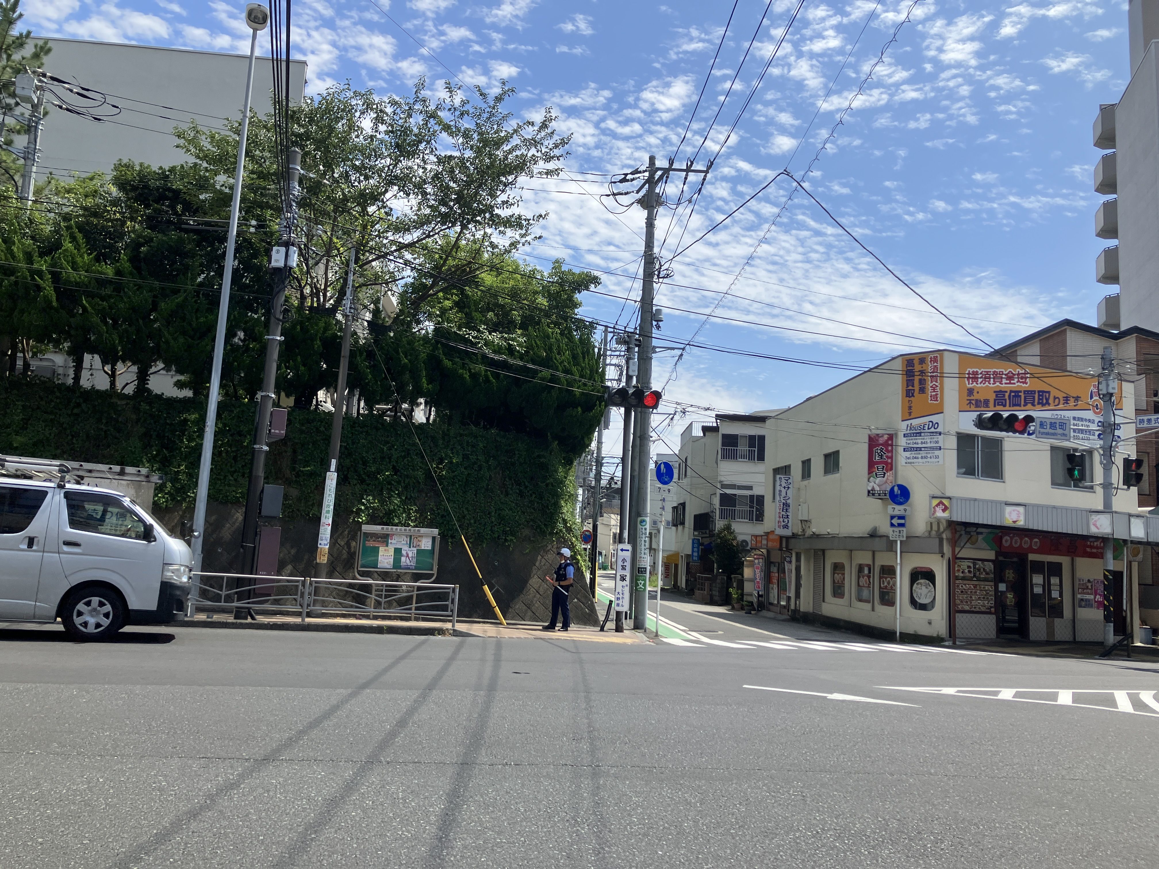 広い横須賀街道の船越町交差点を渡り、そのまま直進