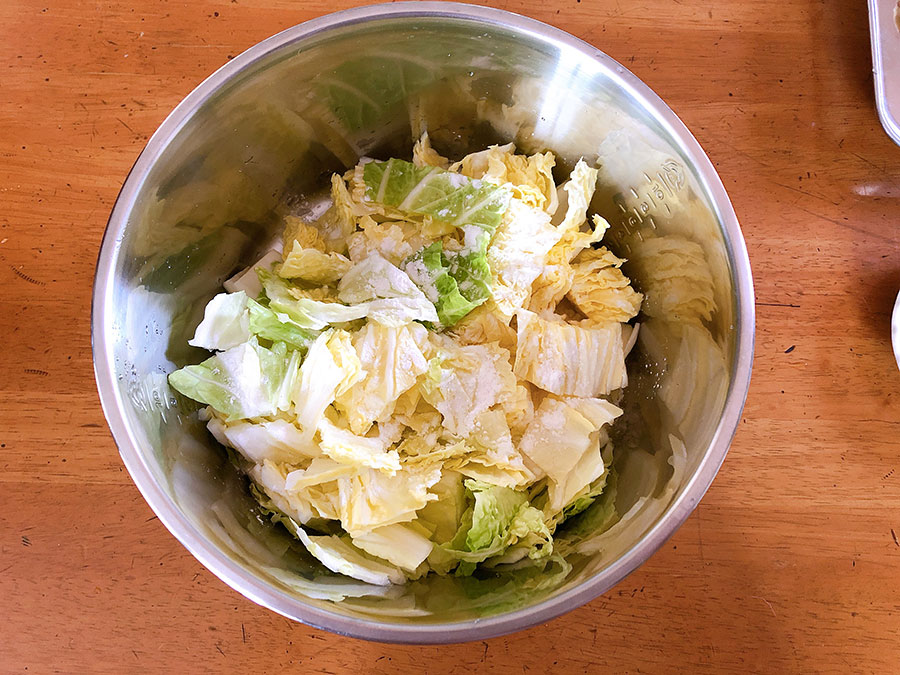 白菜は2センチ幅に切り、片栗粉を全体にまぶしておく。