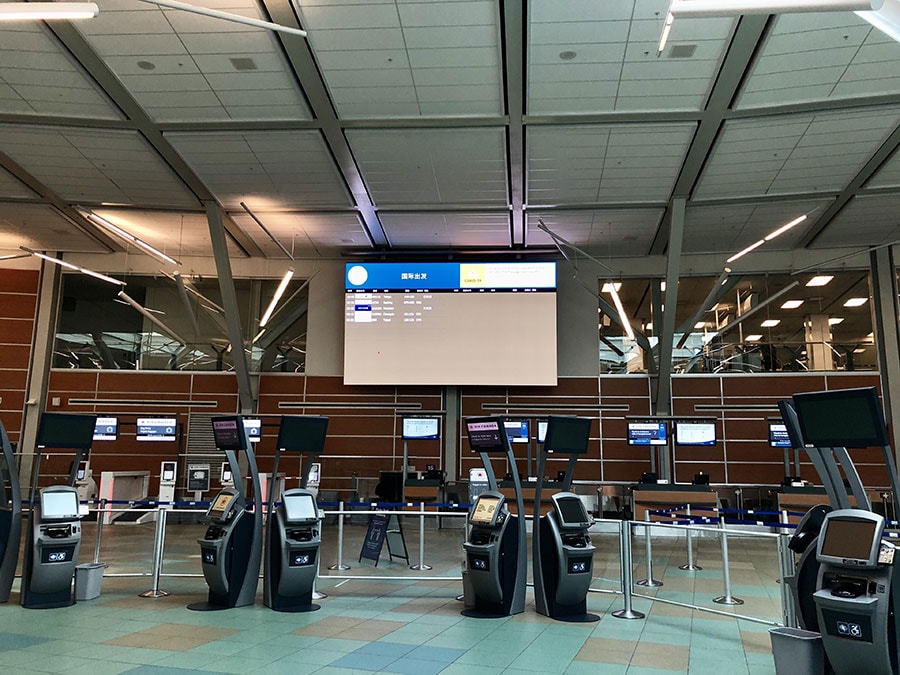 3月31日(火)のバンクーバー国際空港。案内板の表示を見ると国際便の激減がわかる。