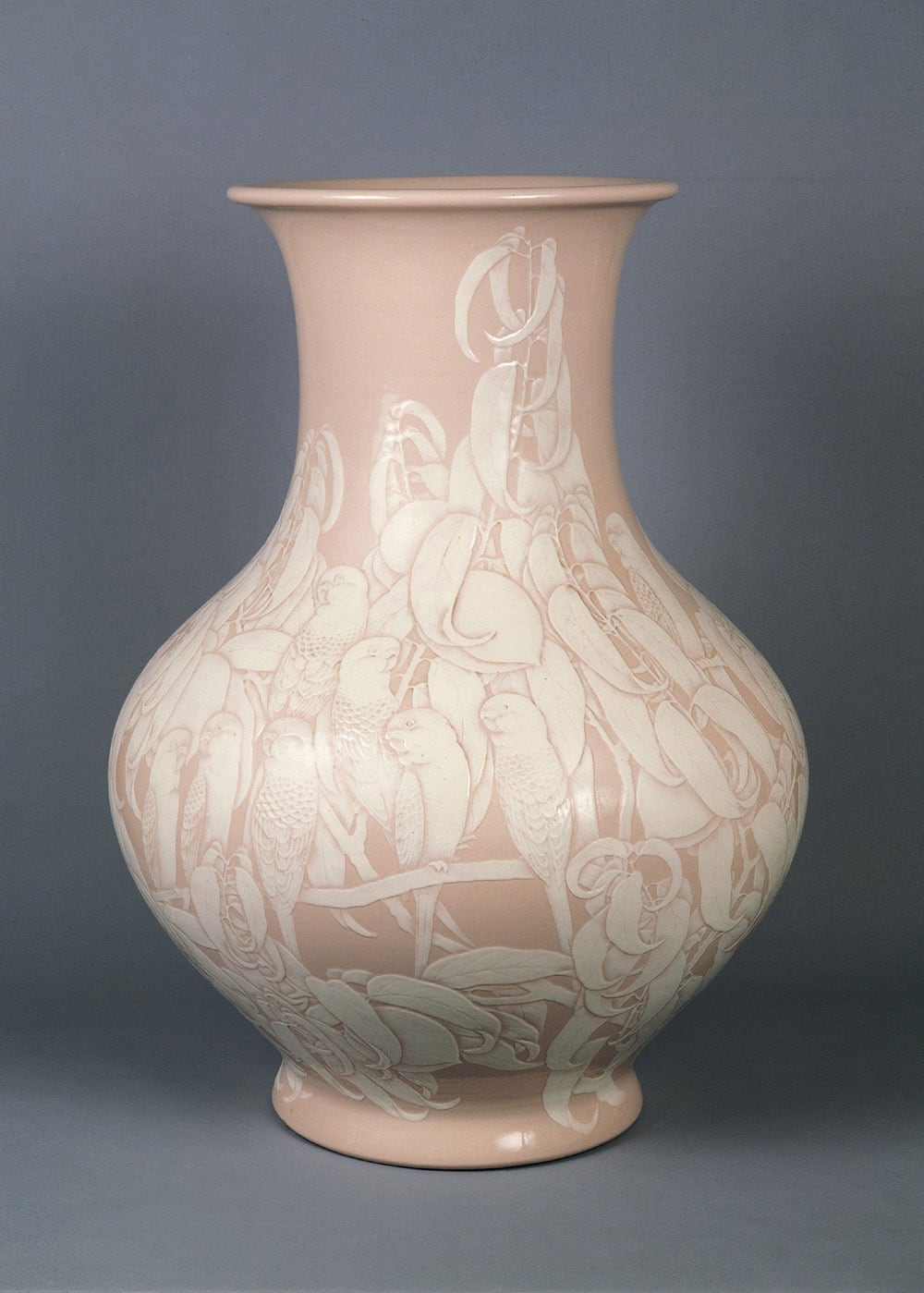 五代清水六兵衞《大礼磁仙果文花瓶》1926年。独自の技法「大礼磁」の代表的な作例。絵柄と技術が見事に融合。