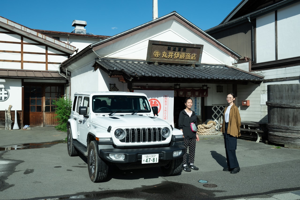 車があれば、山登りも街歩きも目一杯楽しめる！　Jeep®の2024年最新モデル「Wrangler UNLIMITED SAHARA」。ブライトホワイト¥8,390,000（ジープフリーコール 0120-712-812）