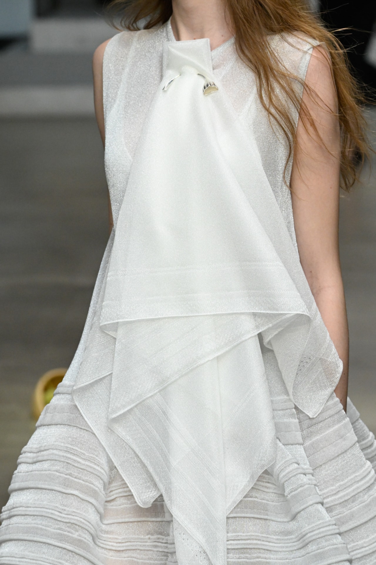 パリ・ファッション・ウィークで発表されたCFCL 2027年春夏コレクションより。CFCL×Kalevala“Kalevala Laine”