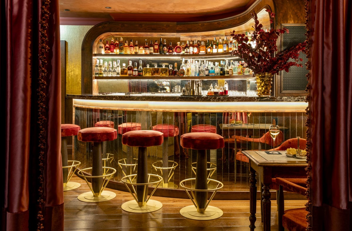 地下にあるシークレットクラブ“クラブ・ブレイブ”。スマホの持ち込みは禁止。パパラッチの心配なく楽しめるエクスクルーシブな空間。