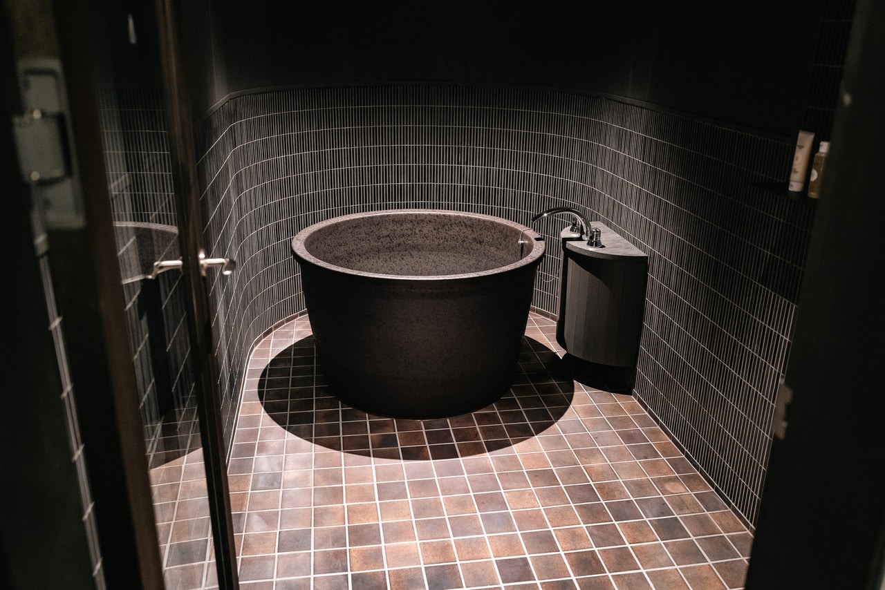 思索にふけりたくなるような雰囲気のバスルーム。